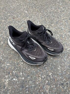 Hoka Clifton 9’s Black white sneakers